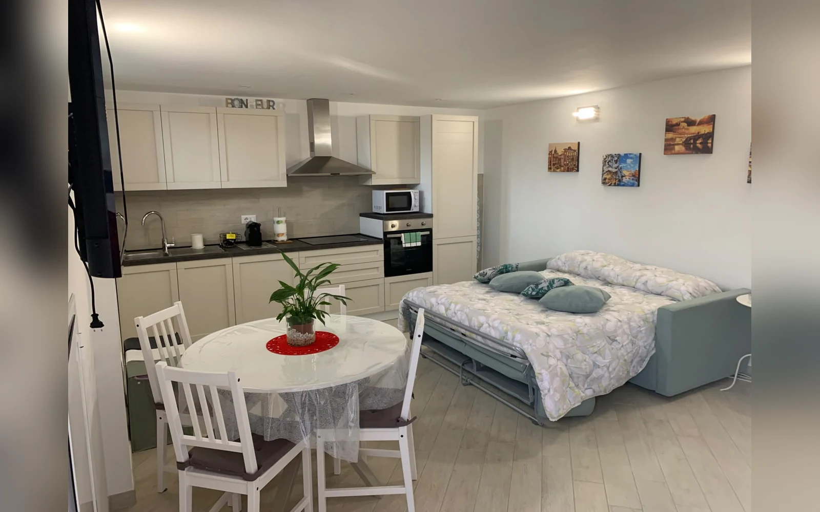 Appartamento Bijou, soggiorno con cucina e divano letto matrimoniale