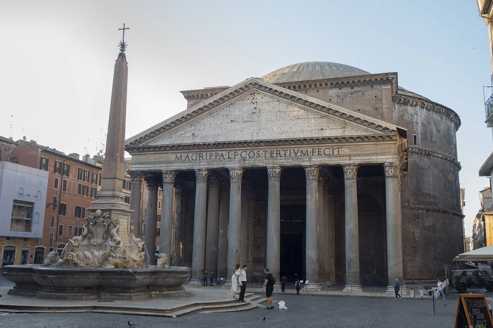 Il Pantheon di Roma con il portico colonnato visto da Piazza della Rotonda
