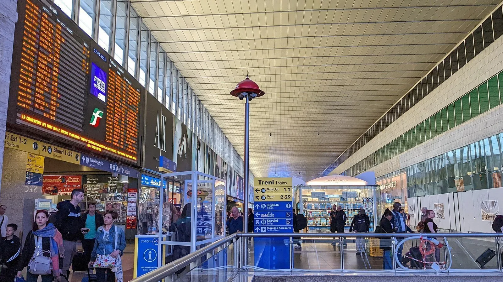 La facciata principale della stazione Termini a Roma