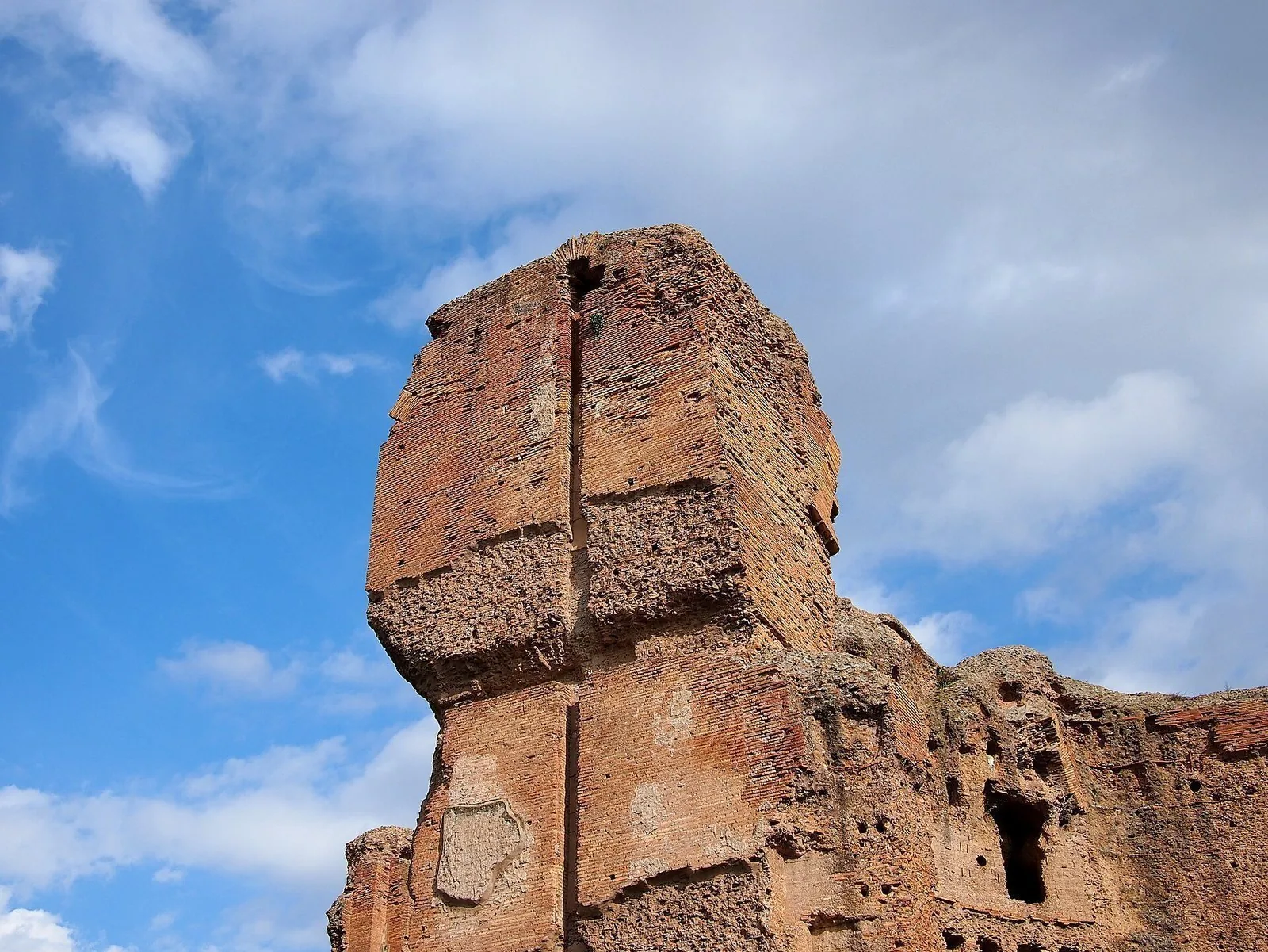 Le imponenti rovine delle Terme di Caracalla a Roma, scenario di spettacoli estivi