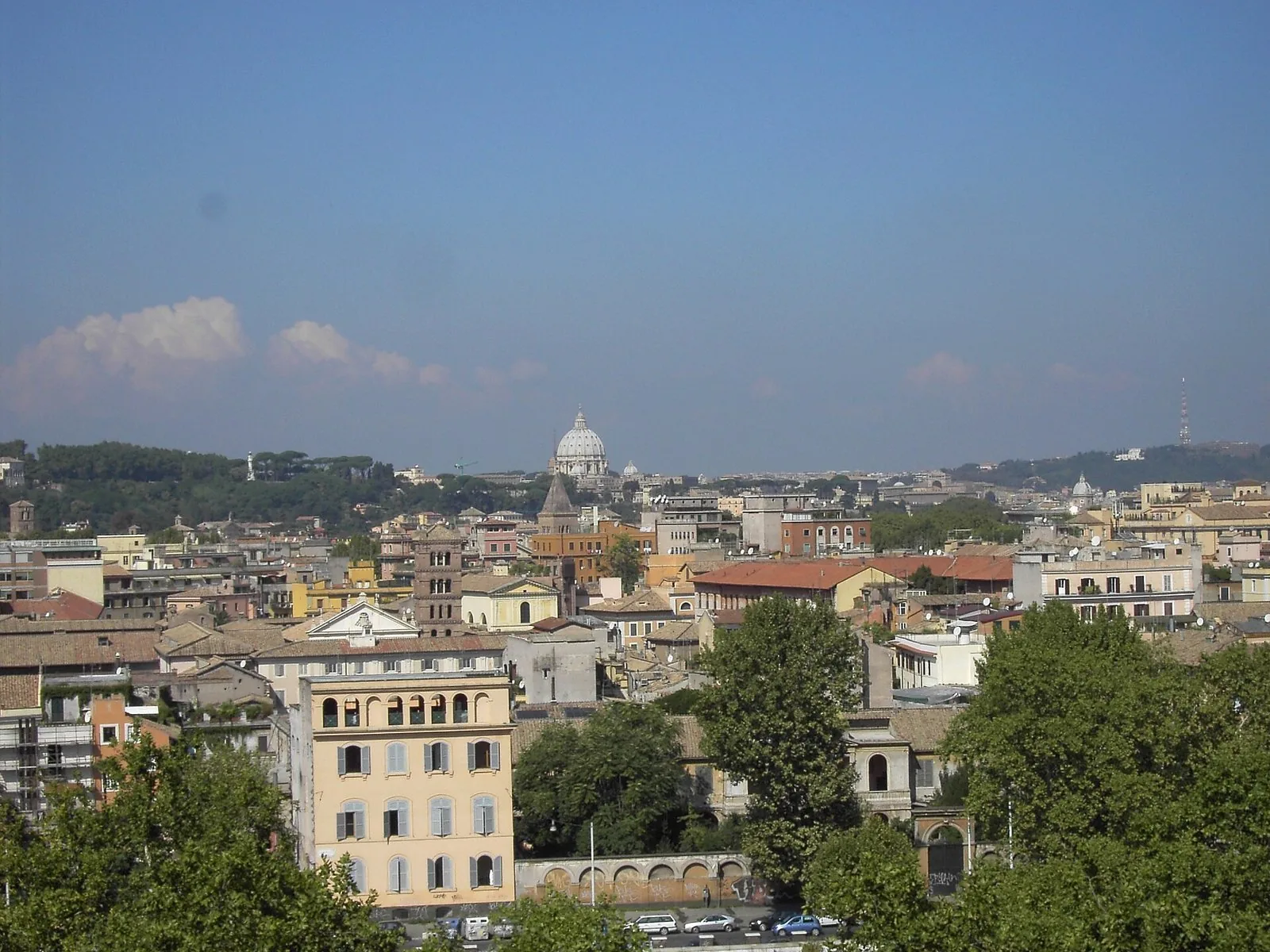 La scalinata di Trinità dei Monti a Roma vista da Piazza di Spagna
