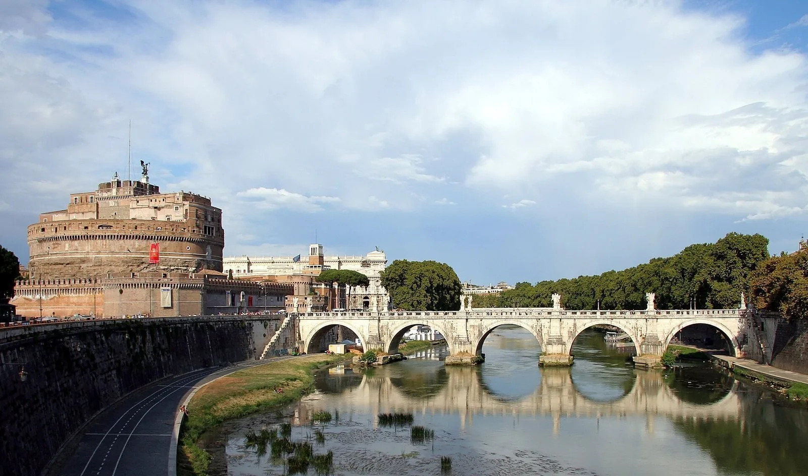La Fontana di Trevi a Roma vista frontalmente in una giornata limpida