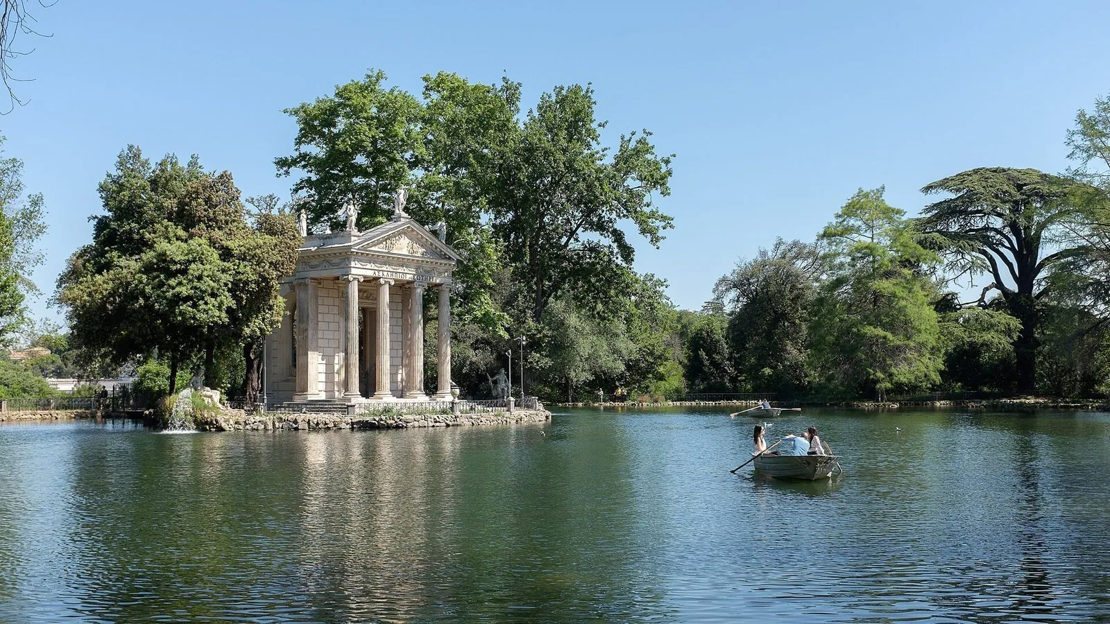 Il laghetto di Villa Borghese a Roma con il tempietto e gli alberi del parco