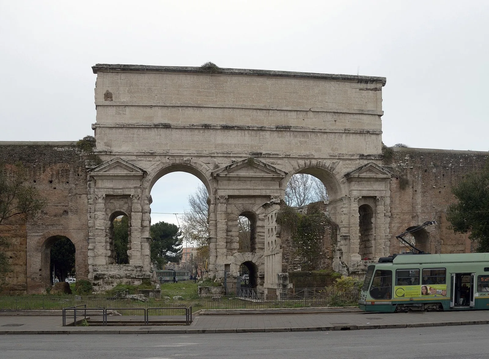 Porta Maggiore a Roma con le arcate degli antichi acquedotti