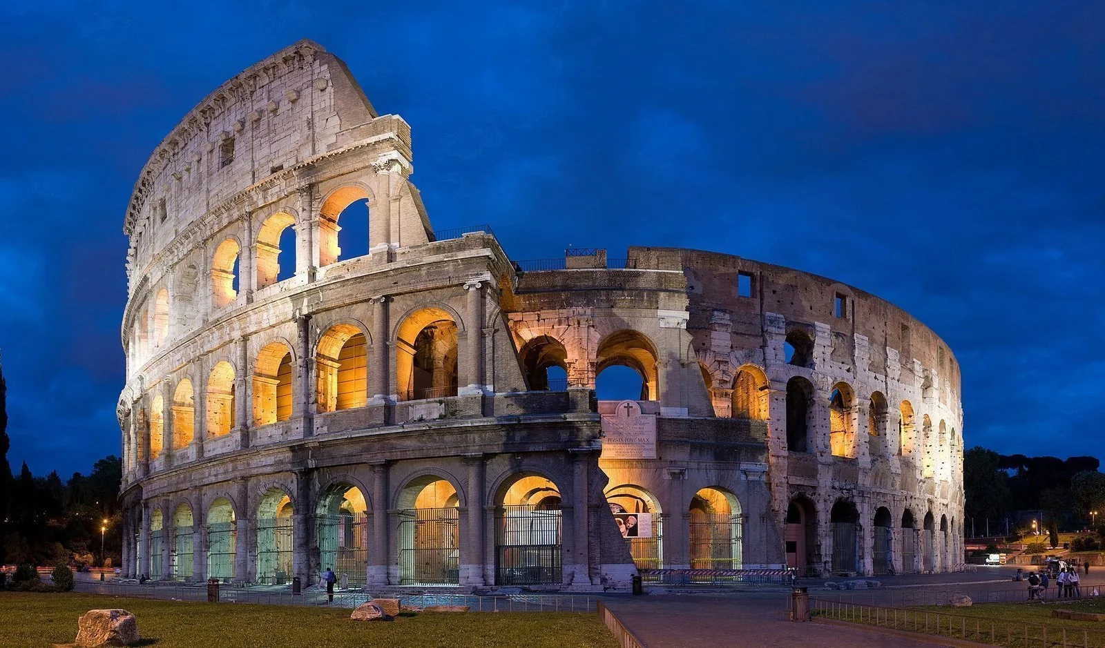 Il Colosseo illuminato di notte, scenario della Via Crucis del Venerdì Santo