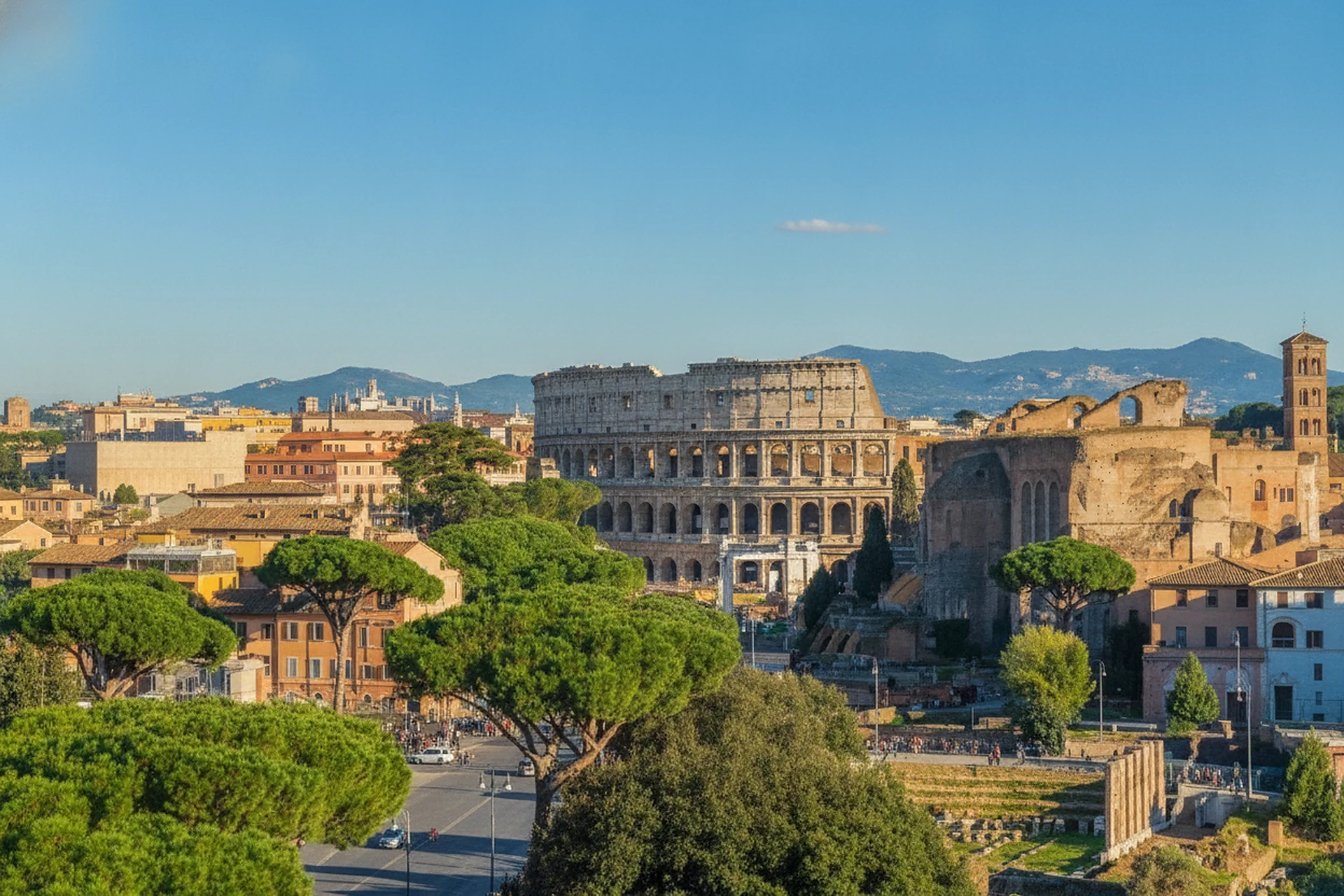 Roma in una giornata di sole: il Colosseo visto dall'alto tra i pini