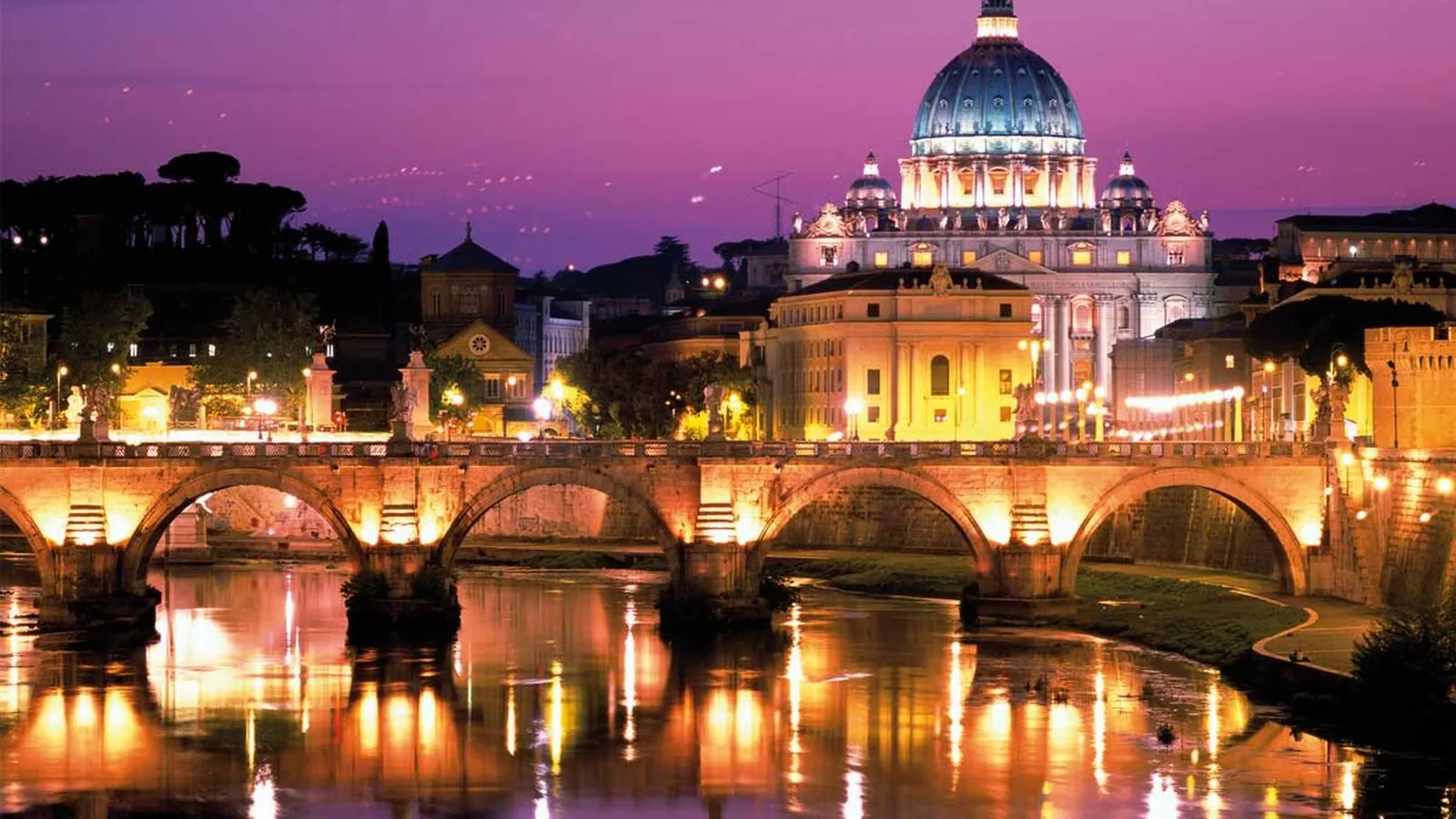 Il Tevere e la cupola di San Pietro illuminati di sera
